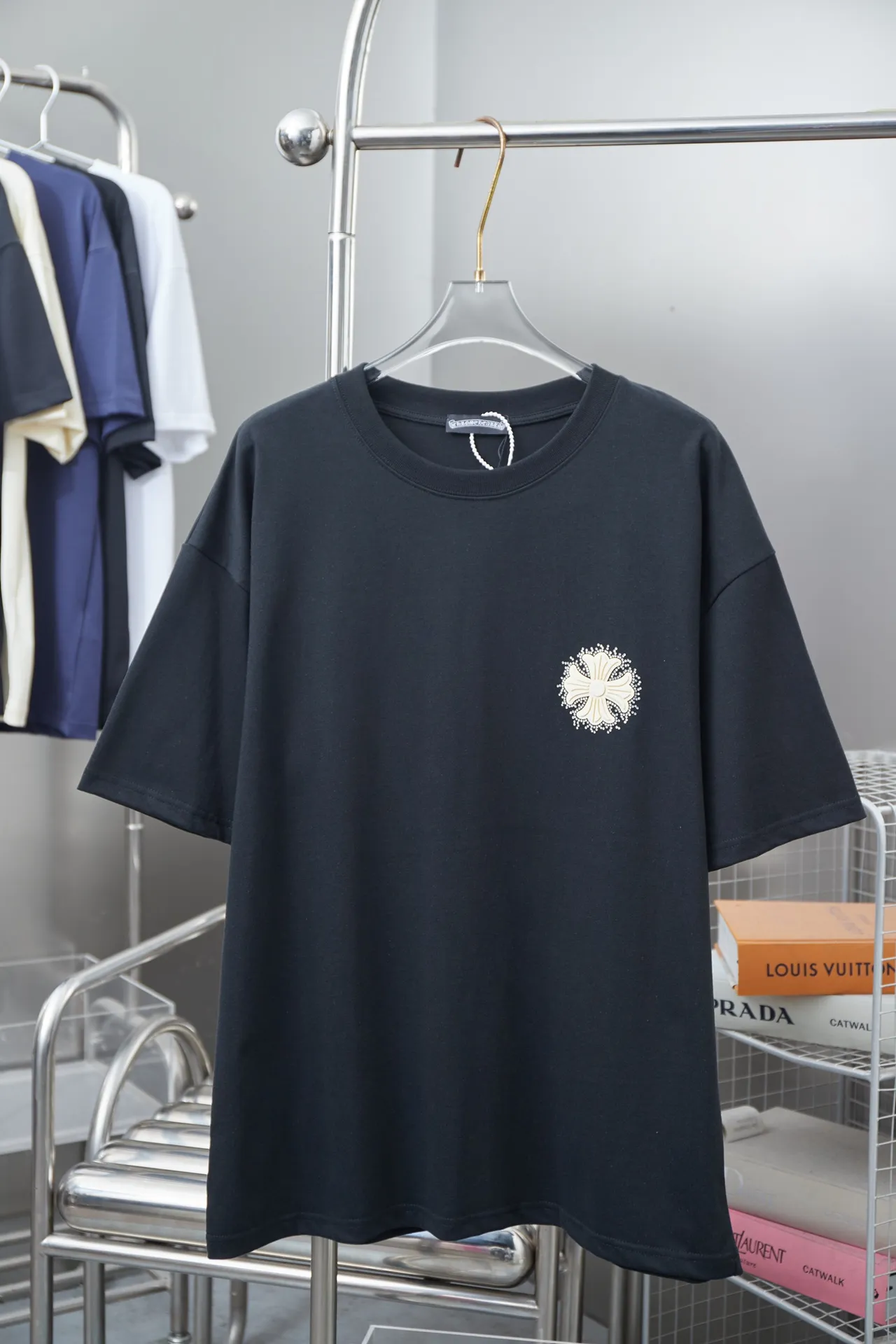 🅿️210 Ch*ome Hearte 25SS early spring new style, thick printed hot diamond short sleeves, light luxury, essential item for daily commuting for men and women, correct version, welcome to compare, detailed features · 320g 100% pure cotton double yarn jersey fabric · Special thickened 32 pieces of double-strand 1X1 threads custom dyed in the same vat · Imported Australian matte pearlescent diamonds ➕ Three-dimensional thick plate Croix heart letters · Double-needle sewing and cross-seam technology · Original main mark, washed tag, brand moisture-proof paper packaging Color: black/white/rose red/blue Size: S/M/L/XL